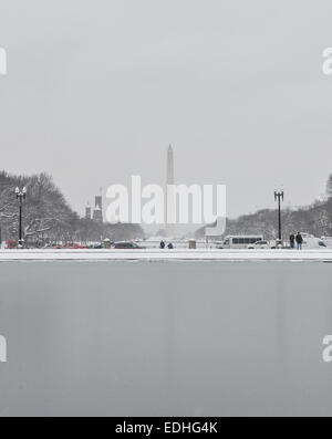 Washington, DC, USA. 6 janvier, 2015. L'image montre le Washington Monument après une chute de neige à Washington, DC, États-Unis, le 6 janvier 2015. La première neige de cet hiver a frappé Washington, DC le mardi. Credit : Bao Dandan/Xinhua/Alamy Live News Banque D'Images