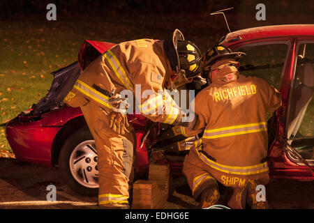 Les pompiers du service des incendies de Richfield, l'exécution de la démonstration de désincarcération d'un véhicule Banque D'Images