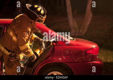 Pompiers pompier Richfield effectuant la démonstration de désincarcération d'un véhicule Banque D'Images