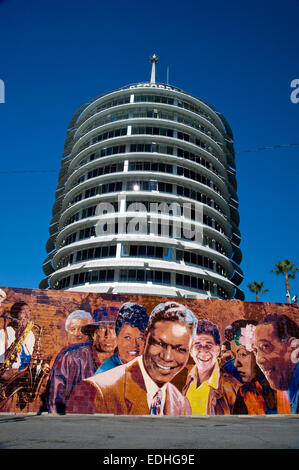 Capitol Records building extérieur mural musiciens sur Vine Street à Hollywood Banque D'Images