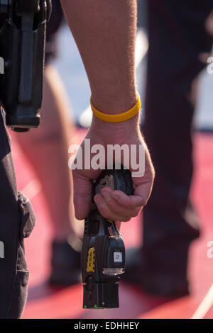 Germantown policier tenant un taser sur un suspect Banque D'Images