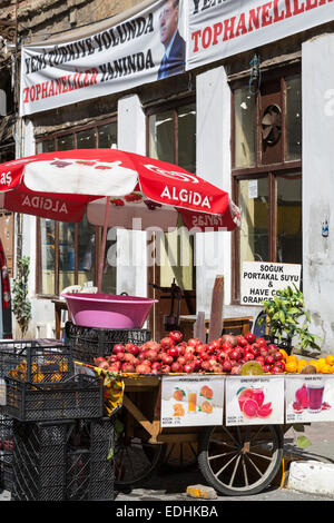 Restaurants colorés avec des tables et chaises et de l'unique rue Cezayir ou Français à Taksim, Istanbul, Turquie, en Eurasie. Banque D'Images