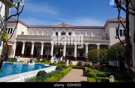 Pacific Palisades, California, USA. Mar 20, 2014. La Getty Villa dans le quartier de Pacific Palisades à Los Angeles, et est un centre d'éducation et musée dédié à l'étude des arts et cultures de l'ancienne Grèce, Rome et l'étrurie. La collection a 44 000 Grecs, Romains, et des antiquités étrusques datant de 6 500 avant J.-C. à 400 apr. La villa a été inspiré de la villa des Papyri à Herculanum, qui a siégé jusqu'à mi-hauteur sur la pente du volcan Vésuve. Dans AD 79, l'éruption du Vésuve a couvert tous les d'Herculaneum avec quelque 30 m de cendres volcaniques. (Crédit Image : © Ruaridh Stew Banque D'Images