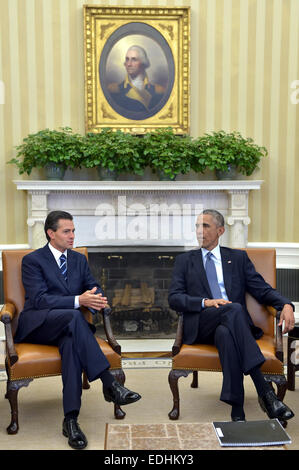 Washington DC, USA. 06 Jan, 2015. Image fournie par la présidence du Mexique montre le président mexicain Enrique Pena Nieto (L) rencontre avec son couterpart américain Barack Obama à la Maison Blanche à Washington, DC, le 6 janvier 2015. Enrique Pena Nieto a entamé une visite officielle de deux jours aux États-Unis le 5 janvier. Source : Xinhua/Alamy Live News Banque D'Images