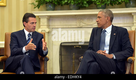 Washington DC, USA. 06 Jan, 2015. Image fournie par la présidence du Mexique montre le président mexicain Enrique Pena Nieto (L) rencontre avec son couterpart américain Barack Obama à la Maison Blanche à Washington, DC, le 6 janvier 2015. Enrique Pena Nieto a entamé une visite officielle de deux jours aux États-Unis le 5 janvier. Source : Xinhua/Alamy Live News Banque D'Images