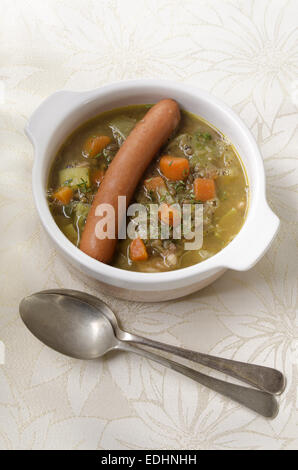 Fun pour la soupe aux lentilles à la carotte et de la saucisse dans un bol Banque D'Images