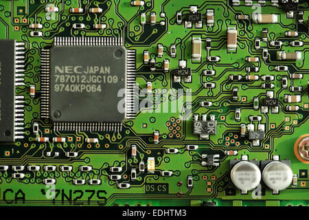 Un circuit imprimé avec des puces électroniques. Le circuit intégré vient d'un ordinateur. Banque D'Images