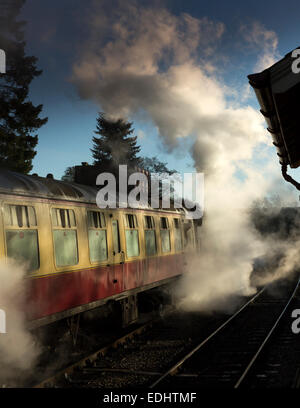 Un train à vapeur à Goathland Station en milieu de l'hiver, le North Yorkshire Moors Railway, North Yorkshire, Angleterre. Banque D'Images