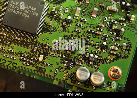 Un circuit imprimé avec des puces électroniques. Le circuit intégré vient d'un ordinateur. Banque D'Images