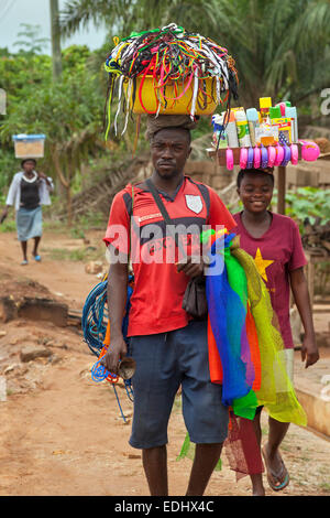 Vendeur transportant des marchandises sur la tête, Accra, Ghana, Afrique Banque D'Images