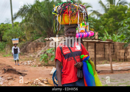 Vendeur transportant des marchandises sur la tête, Accra, Ghana, Afrique Banque D'Images