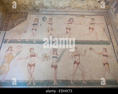 Mosaïque romaine antique, bikini girls, mosaïques 2 sur le dessus de l'autre, la Villa Romana del Casale, Site du patrimoine mondial de l'UNESCO Banque D'Images