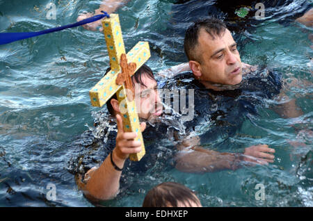 Le Pirée, Grèce. 6 janvier, 2015. Un nageur shos au peuple la sainte croix. Au Pirée, grec orthodoxe a célébré la bénédiction des eaux ou "Théophanie" (Epiphanie) journée dans le port du Pirée, avec les membres de la piscine des forces spéciales grecques sur l'eau froide pour récupérer une croix qui a été jeté dans la mer. Crédit : George/Panagakis Pacific Press/Alamy Live News Banque D'Images