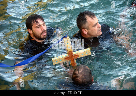 Le Pirée, Grèce. 6 janvier, 2015. Les nageurs tenir la Sainte Croix en leurs mains. Au Pirée, grec orthodoxe a célébré la bénédiction des eaux ou "Théophanie" (Epiphanie) journée dans le port du Pirée, avec les membres de la piscine des forces spéciales grecques sur l'eau froide pour récupérer une croix qui a été jeté dans la mer. Crédit : George/Panagakis Pacific Press/Alamy Live News Banque D'Images