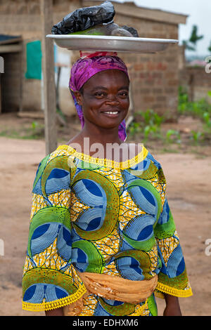 Vendeur transportant des marchandises sur la tête, Accra, Ghana, Afrique Banque D'Images