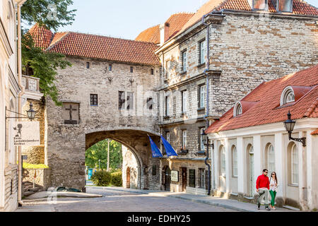 Grand Strand tor gate avec remparts et le Musée Maritime de l'Estonie, Tallinn, Estonie Banque D'Images