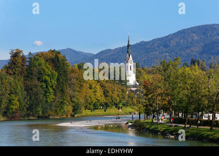 La rivière Isar et Eglise de l'Assomption, Bad Tölz, Isarwinkel, Haute-Bavière, Bavière, Allemagne Banque D'Images