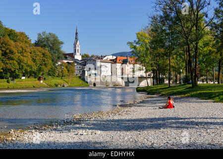 L'Isar et Eglise de l'Assomption, Bad Tölz, Isarwinkel, Haute-Bavière, Bavière, Allemagne Banque D'Images