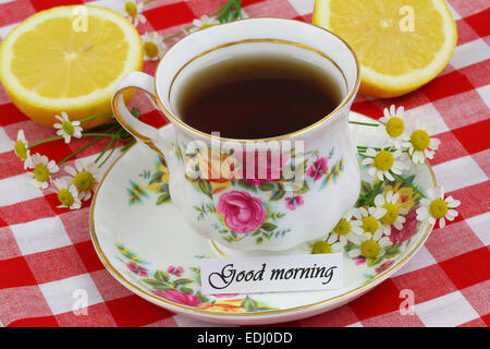 Bonjour carte avec tasse de thé Banque D'Images