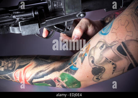 Bras tatoués avec des réplique d'arme,stormtrooper réplique stormtroopers,e11,des armes à feu, la guerre des étoiles Banque D'Images