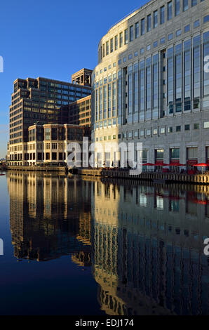 Les bâtiments reflètent dans la station d'exportation, à l'ouest de l'Inde, les quais du Sud, à pied du Mackenzie Colonnade, Canary Wharf, les Docklands, London E14, UK Banque D'Images