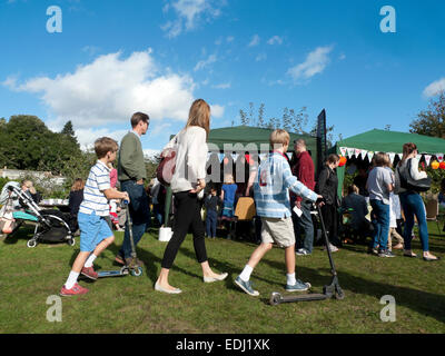 Famille sur une journée à l'automne soleil à Fulham Palace Jour Apple à Londres, Royaume-Uni KATHY DEWITT Banque D'Images