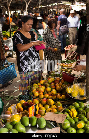 L'Ile Maurice, Quatre Bornes, Marché, femme à shopper en sac à main pour obtenir de l'argent pour payer pour les légumes Banque D'Images