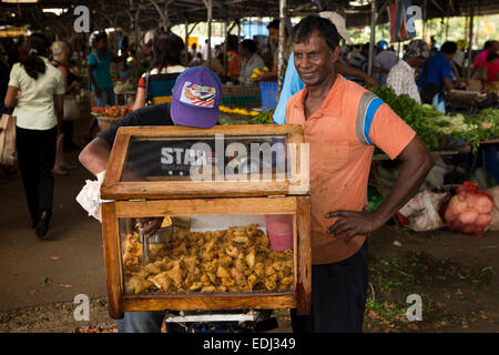 L'Ile Maurice, Quatre Bornes, snack-vendeur vendre samosas et pakoras de fort sur location Banque D'Images