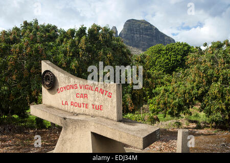 L'Ile Maurice, Quatre Bornes, montagne du rempart et les trois mamelles montagnes au-delà de manguiers et sécurité de conduite sign Banque D'Images