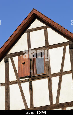 Façade à ossature bois d'une maison à Erstein, Alsace, France Banque D'Images