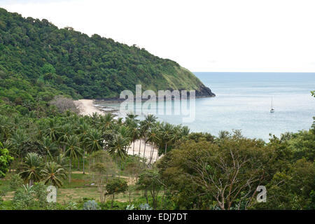 Koh Lanta Yai, vue de Bamboo bay beach, Rainforest derrière. Ko Lanta Yai, Thaïlande, Asie du sud-est. Banque D'Images