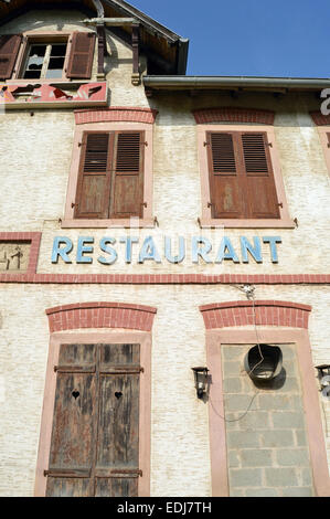 Façade d'un restaurant en France Banque D'Images