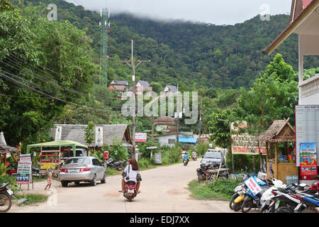 Street view à Kantiang Bay, avec des magasins de scooters, rainforest, Koh Lanta, Krabi, Thaïlande, Asie du sud-est. Banque D'Images