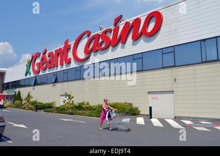 SEDAN, FRANCE - Juillet 2013 : Façade d'un hypermarché Géant Casino, le géant de la partie française du Groupe Banque D'Images