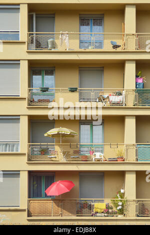 Parasols sur les balcons d'un grand immeuble en France Banque D'Images