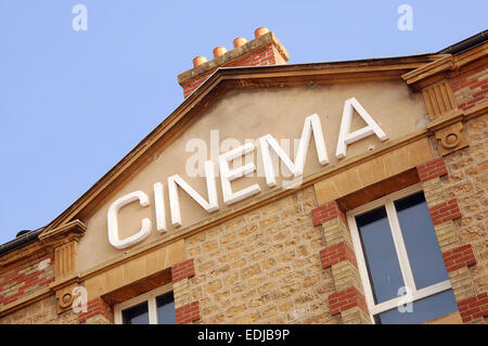 Cinema signe sur la façade d'un bâtiment ancien à Sedan, France Banque D'Images