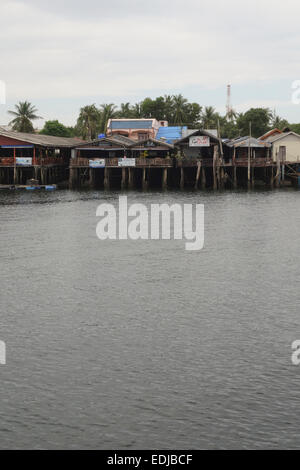 Maisons sur pilotis, avec bateaux longtail, mangrove, Koh Lanta, Thaïlande, Asie du sud-est. Banque D'Images