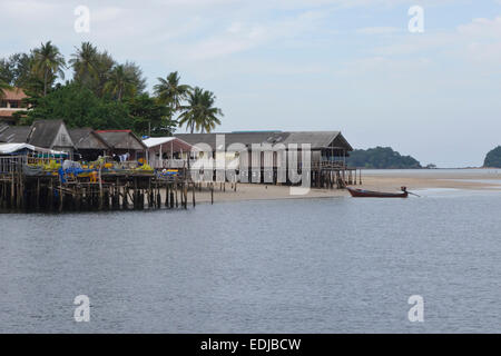 Maisons sur pilotis, avec bateaux longtail, mangrove, Koh Lanta, Thaïlande, Asie du sud-est. Banque D'Images