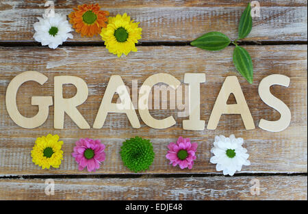 Gracias (ce qui signifie merci en espagnol) écrit avec des lettres en bois et fleurs santini Banque D'Images