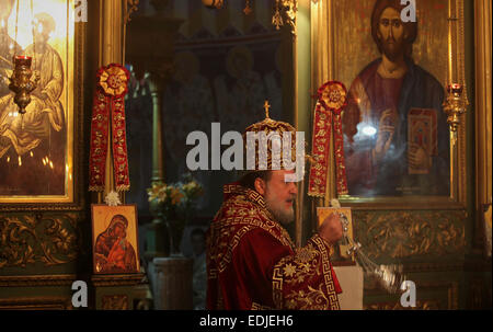 La ville de Gaza, bande de Gaza, territoire palestinien. Jan 7, 2015. Les membres du clergé orthodoxe palestinien diriger une messe de Noël à l'église Saint Porphyrius dès le 7 janvier 2015 dans la ville de Gaza. Selon le calendrier grégorien, Noël orthodoxe tombe 13 jours après la fête de l'Ouest 25 décembre célébré en ligne avec le calendrier julien © Ashraf Amra/APA/Images/fil ZUMA Alamy Live News Banque D'Images