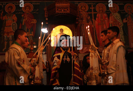 La ville de Gaza, bande de Gaza, territoire palestinien. Jan 7, 2015. Les membres du clergé orthodoxe palestinien diriger une messe de Noël à l'église Saint Porphyrius dès le 7 janvier 2015 dans la ville de Gaza. Selon le calendrier grégorien, Noël orthodoxe tombe 13 jours après la fête de l'Ouest 25 décembre célébré en ligne avec le calendrier julien © Ashraf Amra/APA/Images/fil ZUMA Alamy Live News Banque D'Images