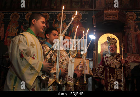 La ville de Gaza, bande de Gaza, territoire palestinien. Jan 7, 2015. Les membres du clergé orthodoxe palestinien diriger une messe de Noël à l'église Saint Porphyrius dès le 7 janvier 2015 dans la ville de Gaza. Selon le calendrier grégorien, Noël orthodoxe tombe 13 jours après la fête de l'Ouest 25 décembre célébré en ligne avec le calendrier julien © Ashraf Amra/APA/Images/fil ZUMA Alamy Live News Banque D'Images