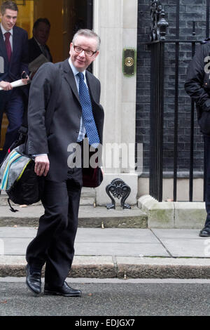 Westminster, London, UK. 7 janvier, 2015. Whip en chef du parti conservateur Michael Gove quitte Downing Street pour le logement familial hebdomadaire sur les maisons des Communes au Parlement. Credit : amer ghazzal/Alamy Live News Banque D'Images