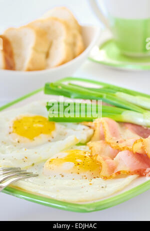 Un petit-déjeuner traditionnel composé de bacon et d'œufs au plat Banque D'Images