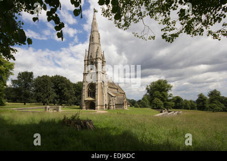 English église rurale située dans la campagne ouverte avec les champs encadrés d'arbres pas de maisons Banque D'Images