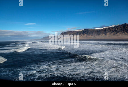 Vue aérienne de vagues déferlantes et Eyjafjallajokull Glacier en arrière-plan, Côte Sud, Islande Banque D'Images