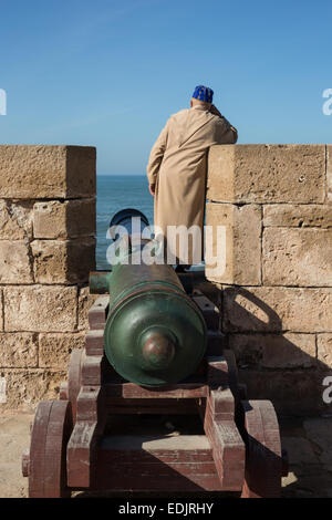 Sur les remparts de la médina d'Essaouira, site du patrimoine mondial de l'UNESCO, au Maroc, Afrique du Nord. Banque D'Images