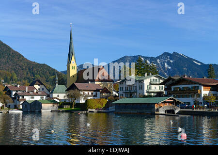 Église paroissiale de Saint-Laurent en face de Bodenschneid Stümpfling und Montagnes, Lac Tegernsee, Rottach Egern, Banque D'Images