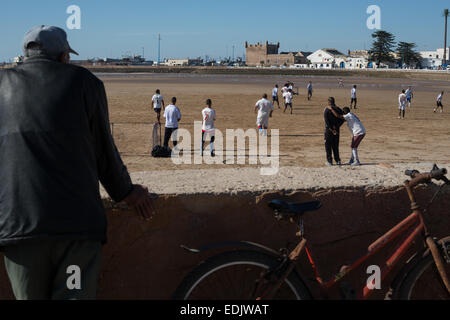 Jouer au football dans la médina d'Essaouira, site du patrimoine mondial de l'UNESCO, au Maroc, Afrique du Nord. Banque D'Images