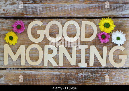 Bon matin écrit avec des lettres en bois et fleurs santini Banque D'Images